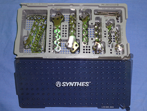 シンセス(Synthes)のTPLO用のプレートのセット、左右の違いあり